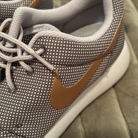 Nike - Picture 3 of 4